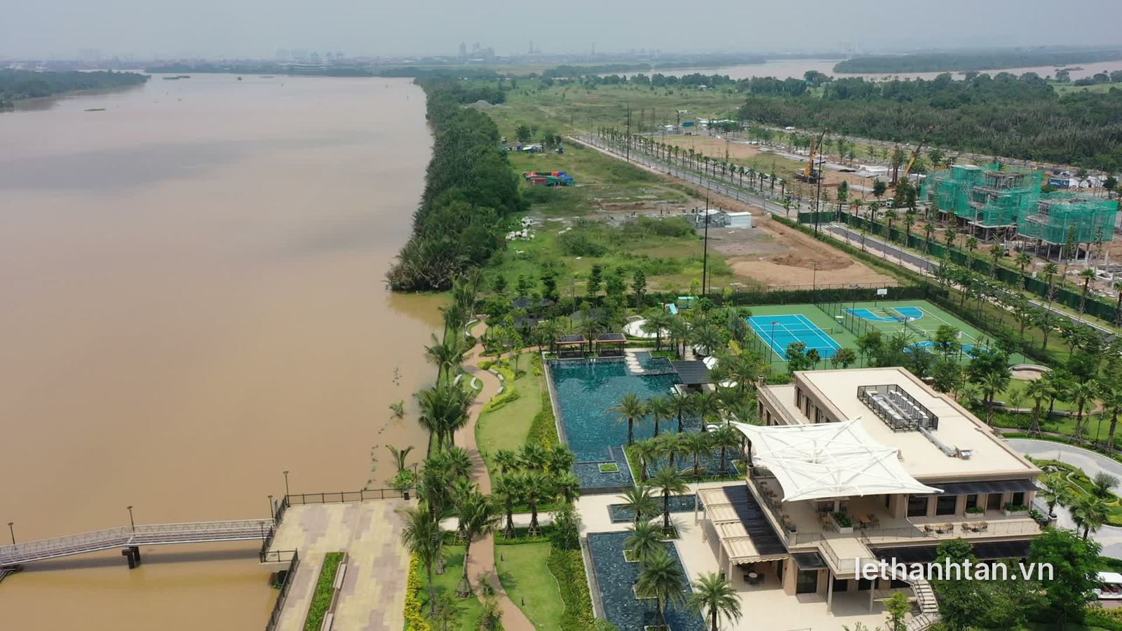 Clubhouse và hồ bơi Elyse Island ven sông Đồng Nai nhìn từ flycam