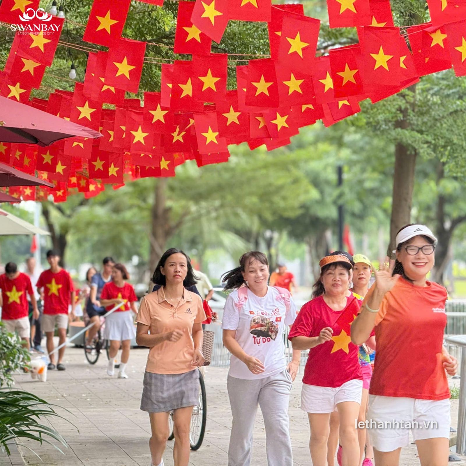 Cư dân Swanbay đi bộ, chạy bộ buổi sáng dưới hàng cờ trong khu đô thị