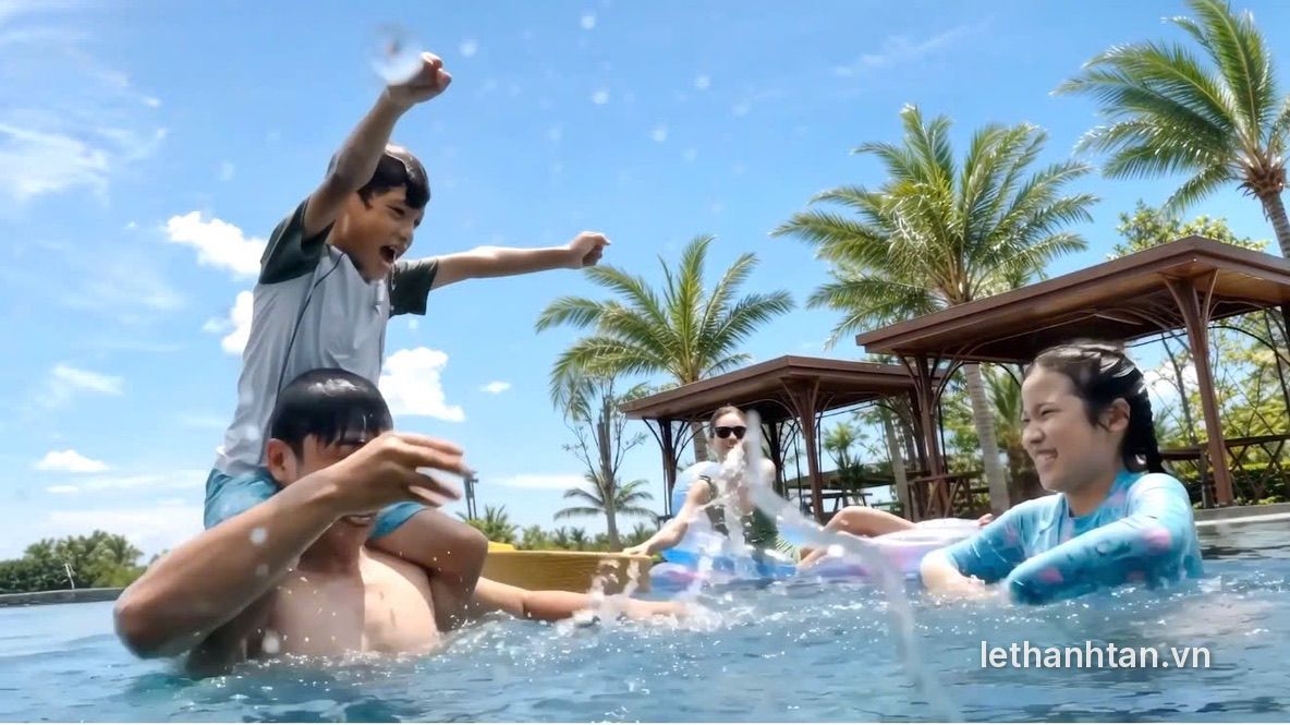 Gia đình vui chơi tại hồ bơi Elyse Island