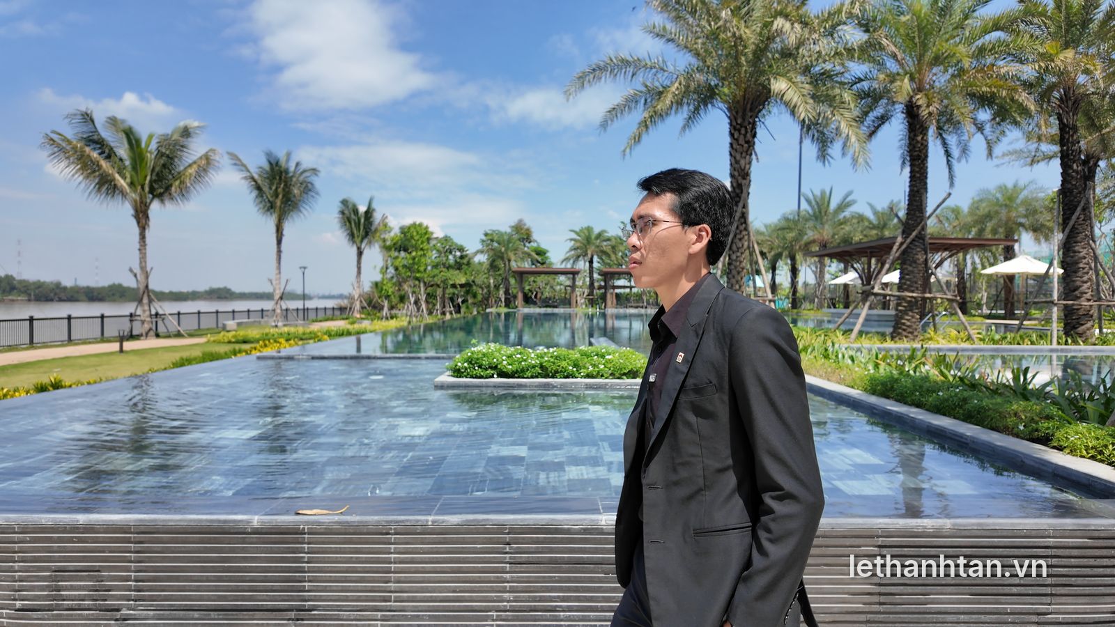 Hồ bơi vô cực ven sông tại Elyse Marina Club