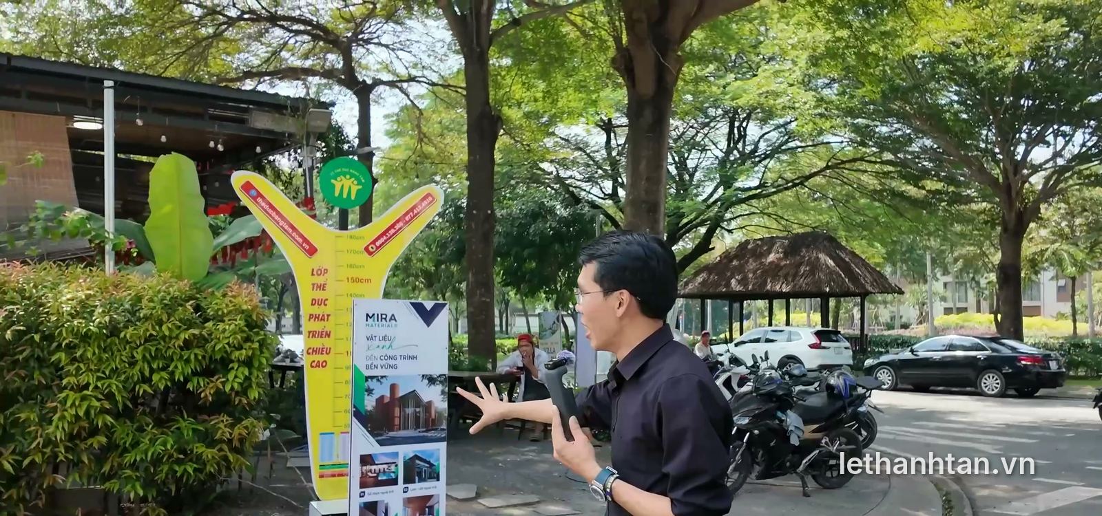 Khu vực hồ Thiên Nga Swanbay với cây xanh và lối đi bộ