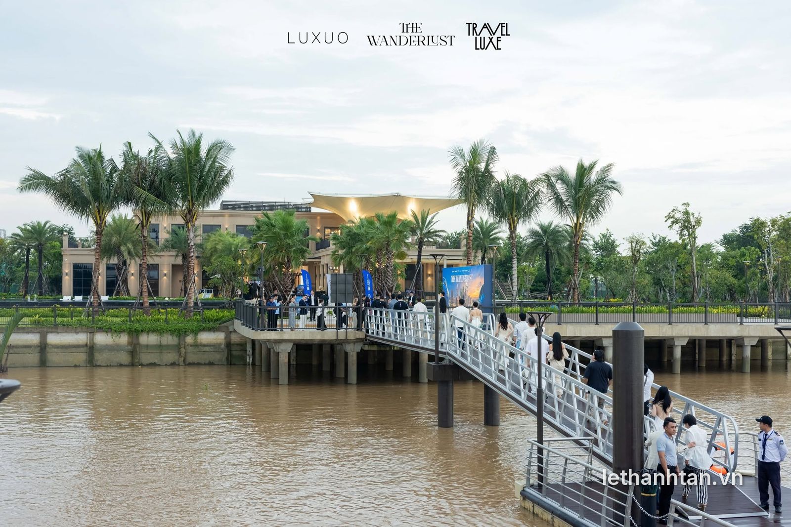 Khách tham quan lên du thuyền tại bến Elyse Island