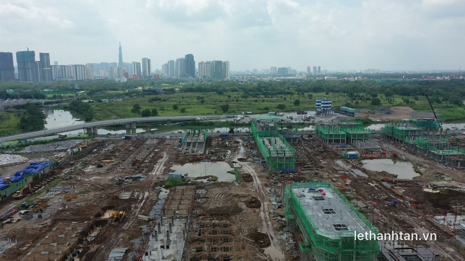 Khu Đông TP.HCM nhìn từ flycam, phía xa là Landmark 81