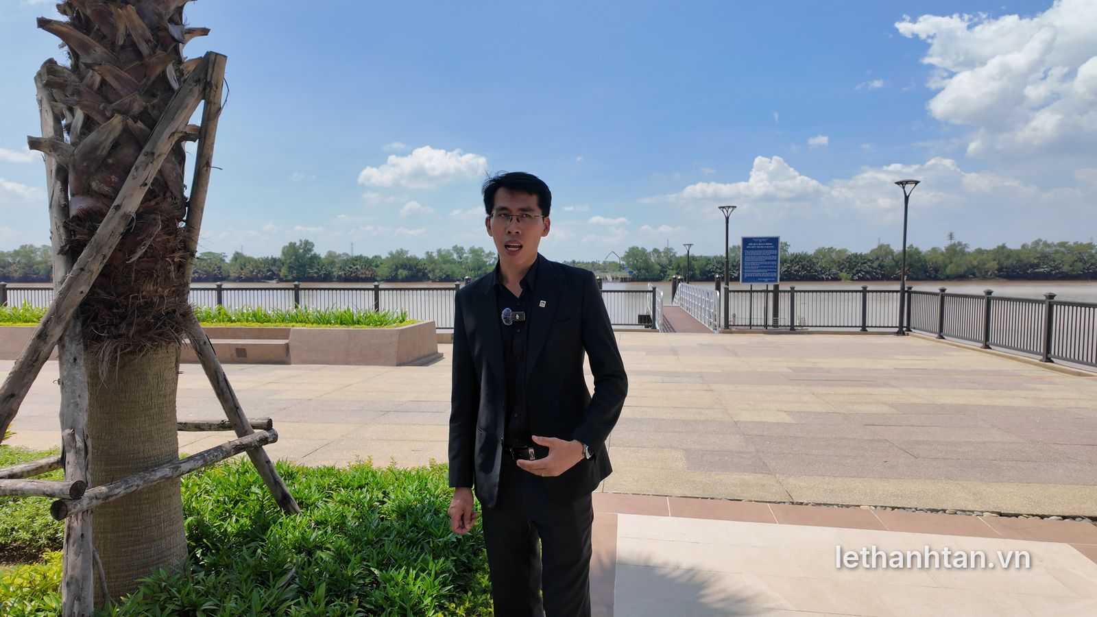 Lê Thành Tấn khảo sát công viên bờ sông Elyse Island