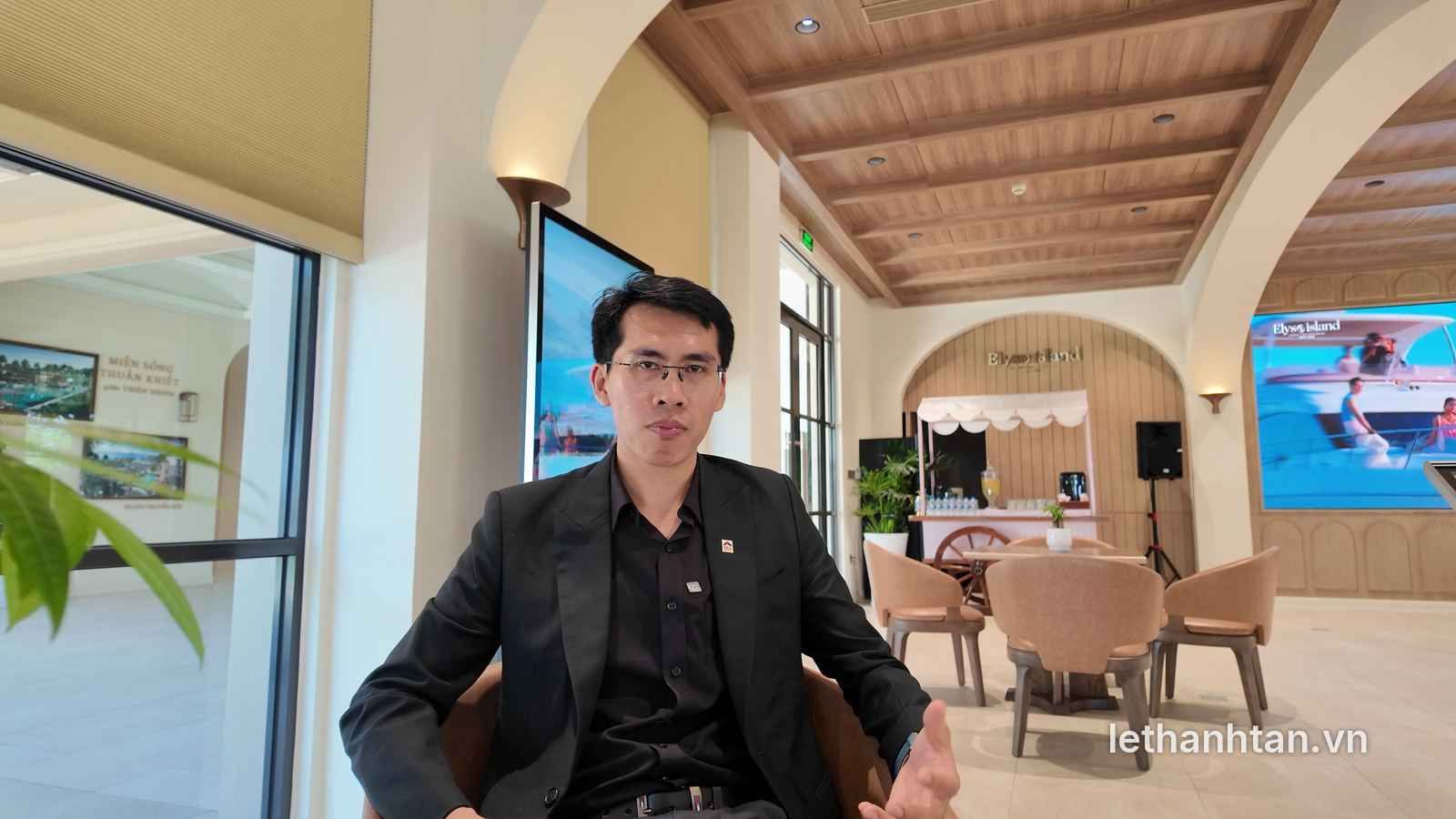 Lê Thành Tấn tư vấn mua biệt thự Elyse Island tại sales gallery