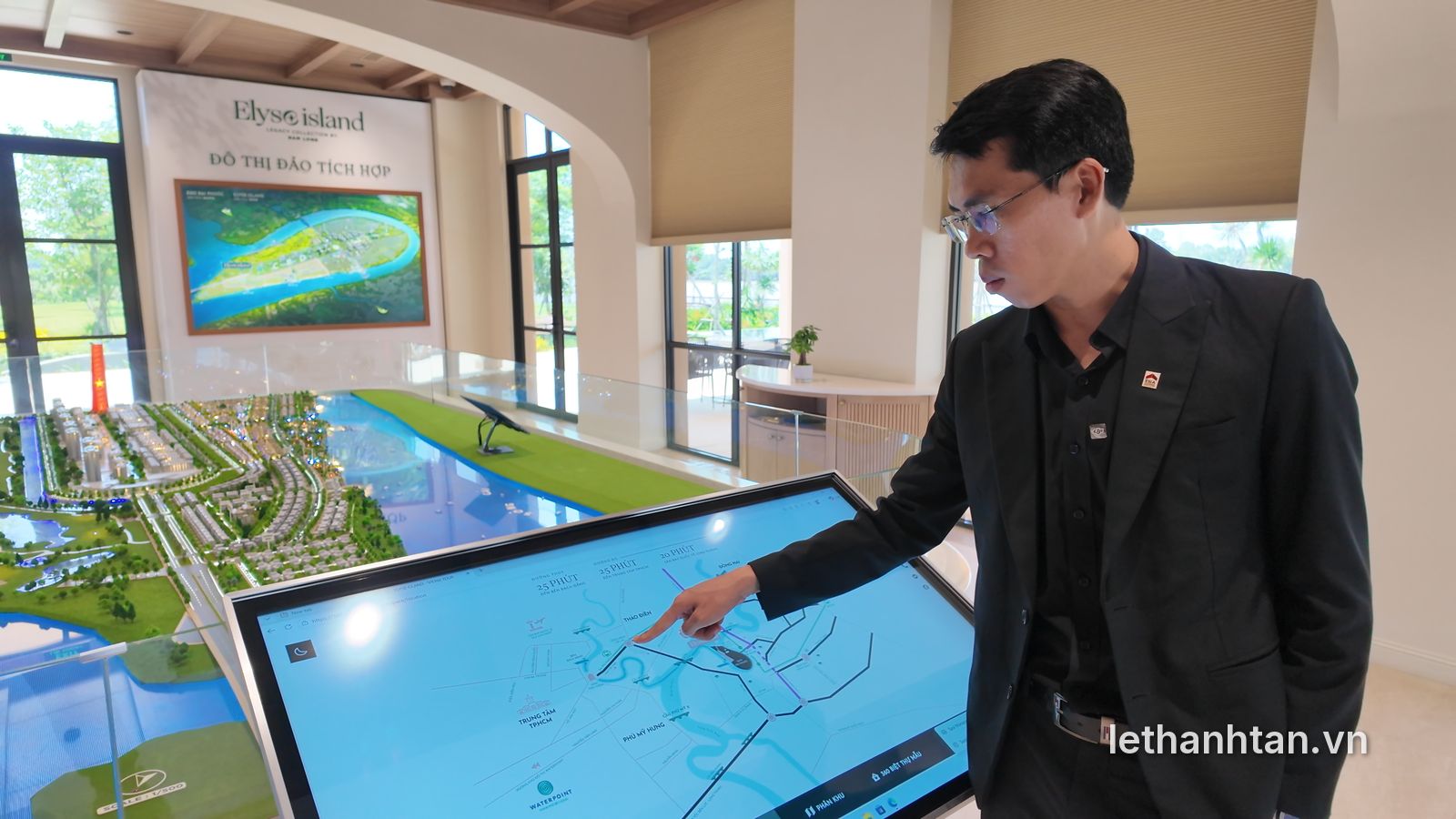 Lê Thành Tấn tư vấn giỏ hàng Elyse Island tại sa bàn