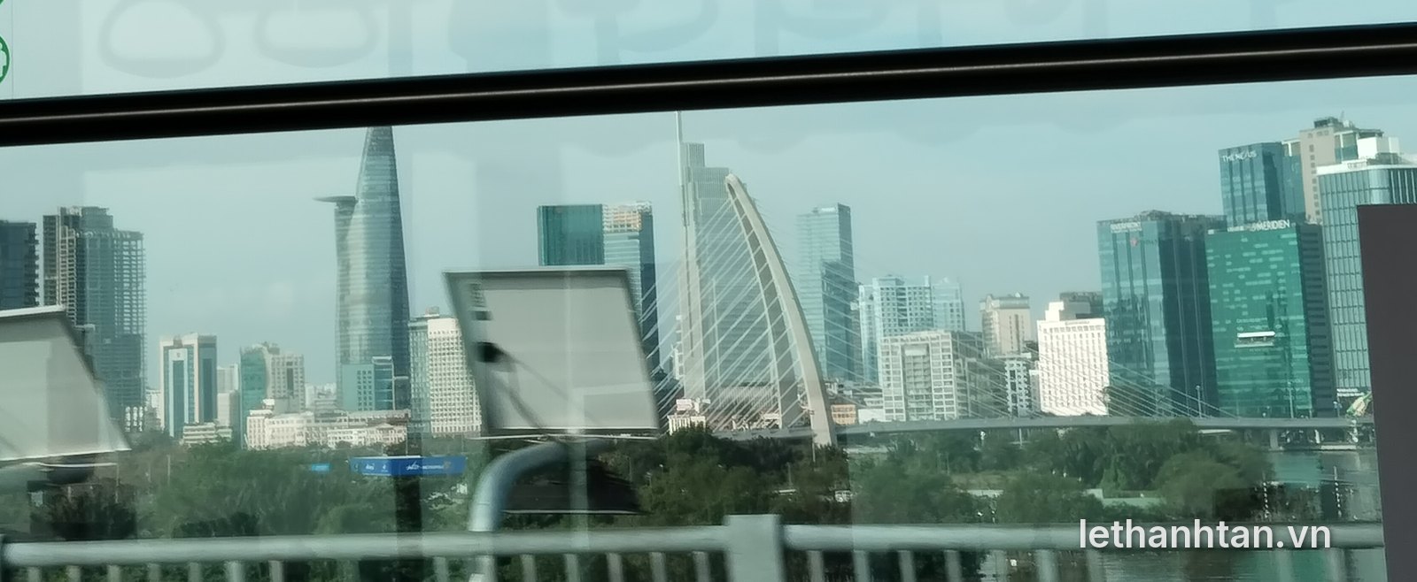 Nhìn từ tàu metro số 1 về trung tâm TP.HCM qua sông Sài Gòn và cầu Ba Son