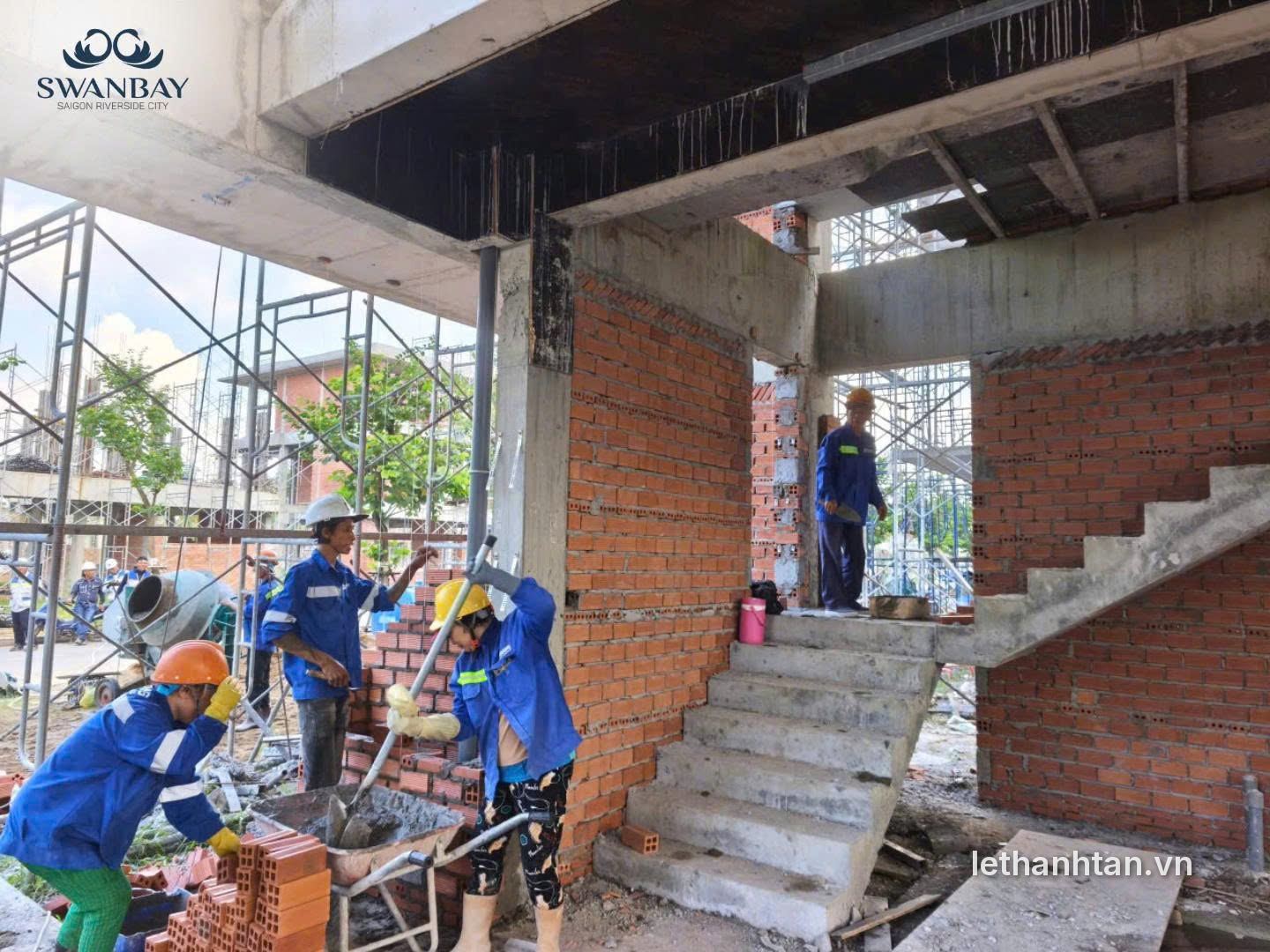 Công nhân xây tường gạch bên trong căn nhà Oasia Swanbay