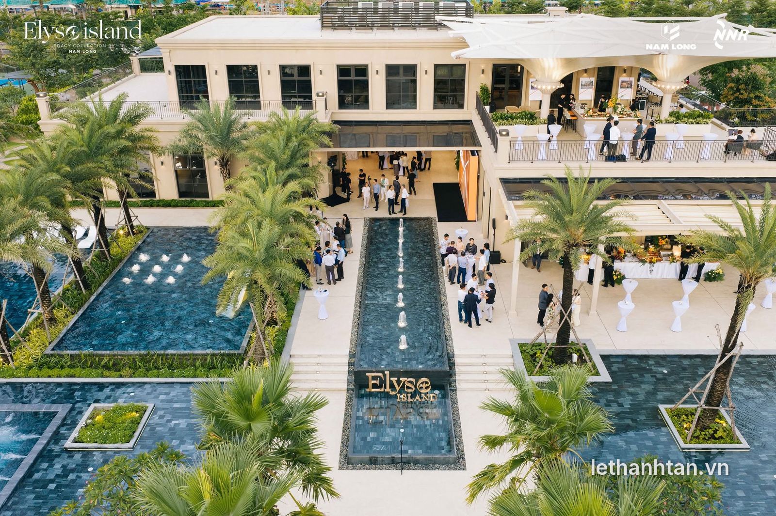 Quảng trường nước trước Elyse Clubhouse