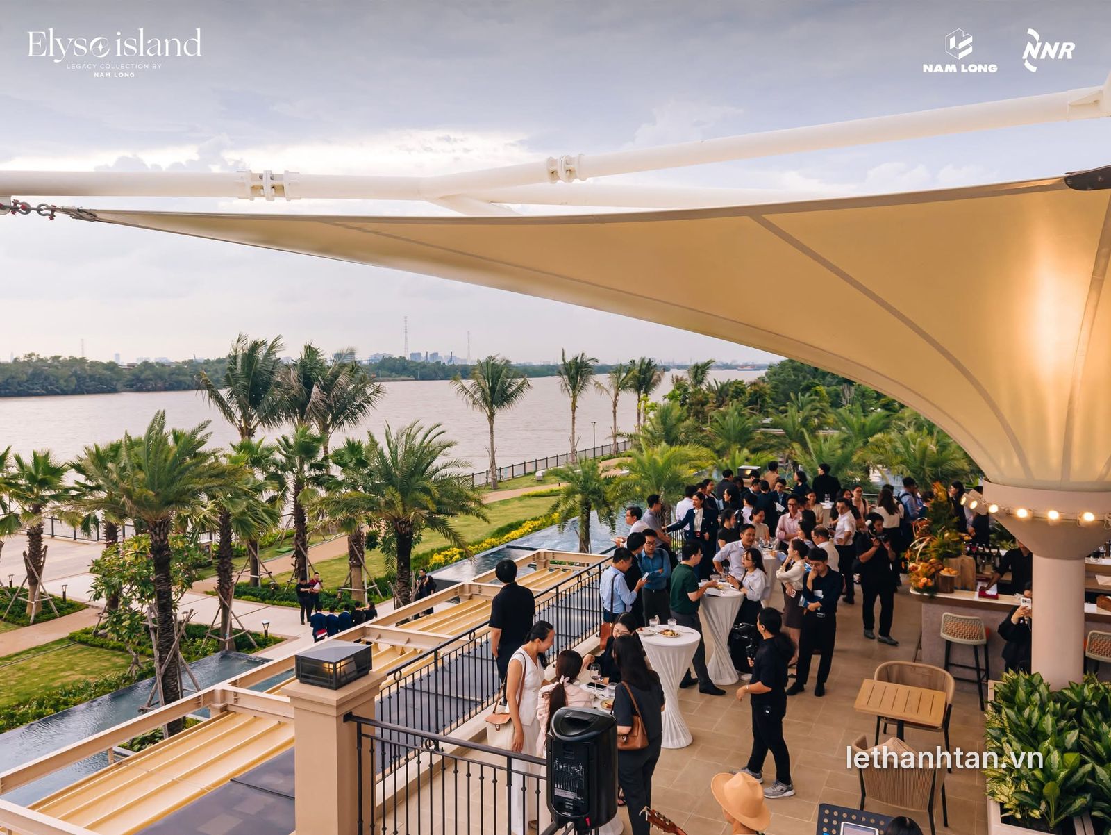 Sân thượng Elyse Clubhouse nhìn ra sông