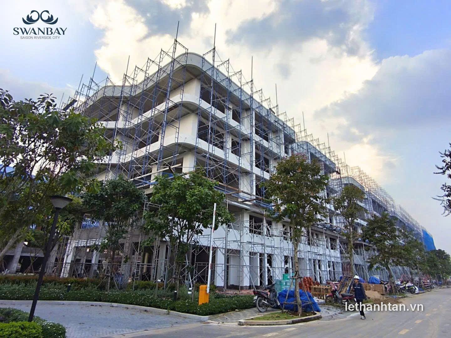 Dãy shophouse Oasia Swanbay đang hoàn thiện mặt đứng với ban công cong